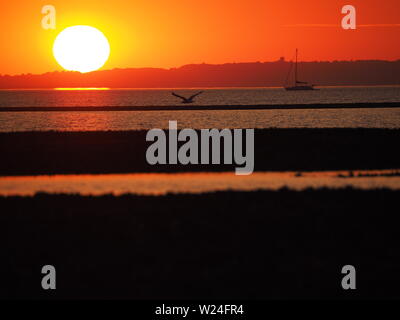 Sheerness, Kent, Großbritannien. 5. Juli, 2019. UK Wetter: Einen traumhaften Sonnenuntergang in Sheerness, Kent am Ende einer heißen und feuchten Tag. Credit: James Bell/Alamy leben Nachrichten Stockfoto