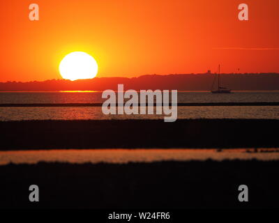 Sheerness, Kent, Großbritannien. 5. Juli, 2019. UK Wetter: Einen traumhaften Sonnenuntergang in Sheerness, Kent am Ende einer heißen und feuchten Tag. Credit: James Bell/Alamy leben Nachrichten Stockfoto