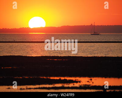 Sheerness, Kent, Großbritannien. 5. Juli, 2019. UK Wetter: Einen traumhaften Sonnenuntergang in Sheerness, Kent am Ende einer heißen und feuchten Tag. Credit: James Bell/Alamy leben Nachrichten Stockfoto