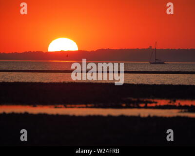 Sheerness, Kent, Großbritannien. 5. Juli, 2019. UK Wetter: Einen traumhaften Sonnenuntergang in Sheerness, Kent am Ende einer heißen und feuchten Tag. Credit: James Bell/Alamy leben Nachrichten Stockfoto