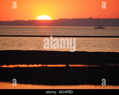 Sheerness, Kent, Großbritannien. 5. Juli, 2019. UK Wetter: Einen traumhaften Sonnenuntergang in Sheerness, Kent am Ende einer heißen und feuchten Tag. Credit: James Bell/Alamy leben Nachrichten Stockfoto