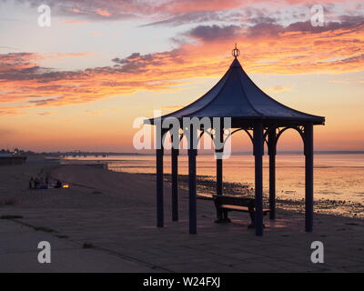 Sheerness, Kent, Großbritannien. 5. Juli, 2019. UK Wetter: Einen traumhaften Sonnenuntergang in Sheerness, Kent am Ende einer heißen und feuchten Tag. Credit: James Bell/Alamy leben Nachrichten Stockfoto