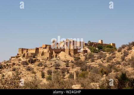 Die Kasbah (Arabisch, bedeutet Festung) von Tiout umgeben von Palmen stehen in der Oase Tiout Stockfoto