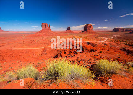 Monument Valley. Navajo Tribal Park. Rote Felsen und Berge. Auf dem Arizona - Utah Grenze entfernt. USA. Stockfoto