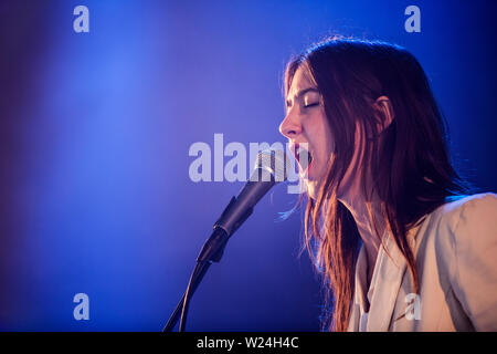 Roskilde, Dänemark. 05. Juli, 2019. Roskilde, Dänemark. Juli 05th, 2019. Der amerikanische Sänger, Songwriter und Musiker Weyes Blut führt ein Live Konzert während der dänischen Musik Festival Roskilde Festival 2019. (Foto: Gonzales Foto/Alamy leben Nachrichten Stockfoto