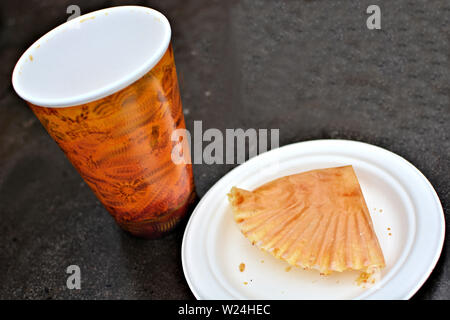 Fertigen Kaffee und Muffin Stockfoto