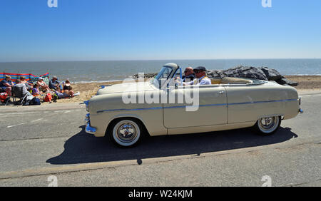 Classic Weiß Ford Zephyr Mk1 Cabrio Motor Auto entlang der Strandpromenade gefahren wird. Stockfoto