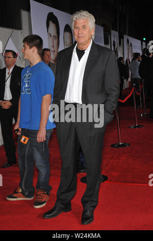 LOS ANGELES, Ca. November 09, 2009: Barry Bostwick bei der Weltpremiere von Walt Disney's "Old Dogs" am El Capitan Theatre, Hollywood. © 2009 Paul Smith/Featureflash Stockfoto