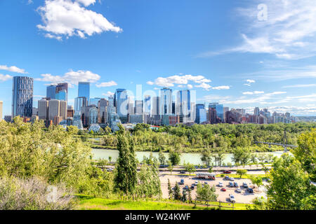 Weitwinkelaufnahme von Downtown Calgary städtischen Skyline im Sommer mit Bow River in der Umgebung des Financial District und die Wolkenkratzer. Stockfoto