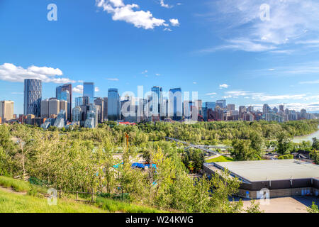 Weitwinkelaufnahme von Downtown Calgary städtischen Skyline im Sommer mit Bow River in der Umgebung des Financial District und die Wolkenkratzer. Stockfoto