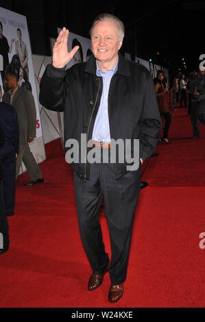 LOS ANGELES, Ca. November 09, 2009: Jon Voight bei der Weltpremiere von Walt Disney's "Old Dogs" am El Capitan Theatre, Hollywood. © 2009 Paul Smith/Featureflash Stockfoto