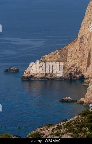 Blick über die Klippen in der Nähe des Navagio Strand im Nordwesten der Insel Zakynthos, Griechenland Stockfoto