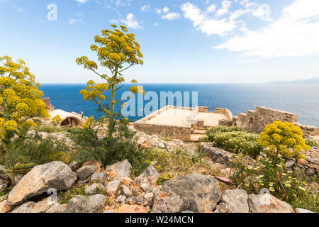 Monemvasia, Griechenland. Luftbild der Altstadt von Monemvasia aus der Spitze des Plateaus Stockfoto