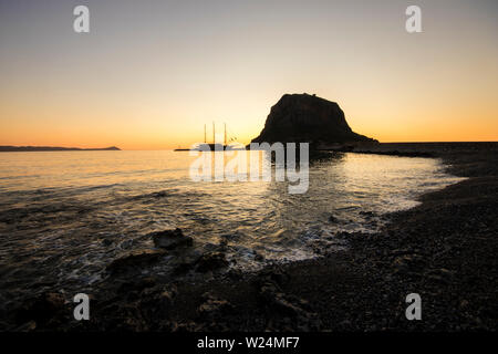 Monemvasia, Griechenland, eine Stadt, die auf einer kleinen Insel vor der Ostküste des Peloponnes und mit dem Festland durch einen kurzen Damm verbunden Stockfoto