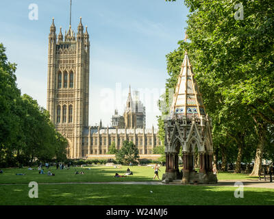 Die Parlamentsgebäude mit dem Victora Tower sind von den Gärten des Victoria Tower, London, England, aus zu sehen. Stockfoto