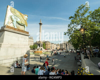 Trafalgar Square. London. Auf der linken Seite befindet sich eine Nachbildung des Lamassu (Winged Bull) des Künstlers Michael Rakowitz aus 10.500 leeren irakischen Datumssirup Dosen. Stockfoto