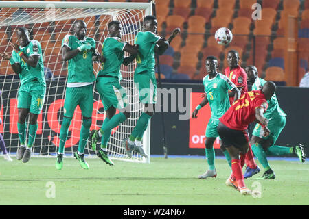 Kairo, Ägypten. 05. Juli, 2019. In Uganda Farouk Miya (R) schießt während der 2019 Afrika Cup der Nationen Umlauf von 16 Fußballspiel zwischen Uganda und Senegal im Cairo International Stadium. Credit: gehad Hamdy/dpa/Alamy leben Nachrichten Stockfoto