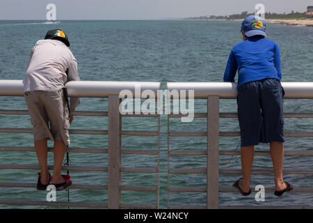 Zwei Jungen Fisch das Wasser des Atlantik von der Boynton Einlass in Ocean Ridge, Florida, USA. Stockfoto