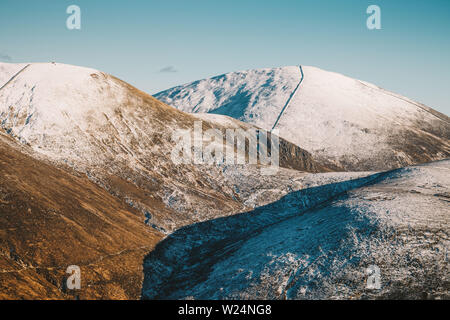 Winterwandern in Mourne Mountains, Slieve Commedagh und der höchste Gipfel Slieve Donard sichtbar in der Ferne, Nordirland Stockfoto
