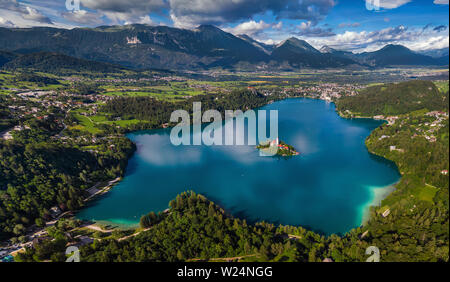 Bled, Slowenien - Luftbild panorama Skyline Blick auf den Bleder See (Blejsko Jezero) von hoch oben mit der Wallfahrtskirche Mariä Himmelfahrt der Maria, Bl Stockfoto