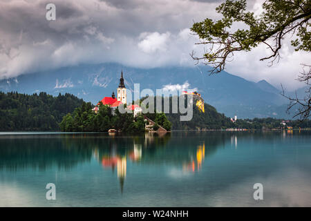 Bled, Slowenien - schöner Morgen Blick auf den Bleder See (Blejsko Jezero) mit der Wallfahrtskirche Mariä Himmelfahrt der Maria und die Burg von Bled und Julian Stockfoto