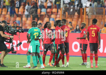 Kairo, Ägypten. 05. Juli, 2019. Uganda Spieler schütteln sich die Hände nach dem 2019 Afrika Cup der Nationen Umlauf von 16 Fußballspiel zwischen Uganda und Senegal im Cairo International Stadium. Credit: gehad Hamdy/dpa/Alamy leben Nachrichten Stockfoto