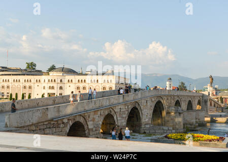 SKOPJE, MAZEDONIEN/22. AUGUST 2018: die Steinerne Brücke, die Beliebtesten Skopje Wahrzeichen, überquert den Fluss Vardar in Richtung Alte Basar. Stockfoto