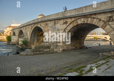 SKOPJE, MAZEDONIEN/22. AUGUST 2018: die Steinerne Brücke, die Beliebtesten Skopje Wahrzeichen, überquert den Fluss Vardar in Richtung Alte Basar. Stockfoto