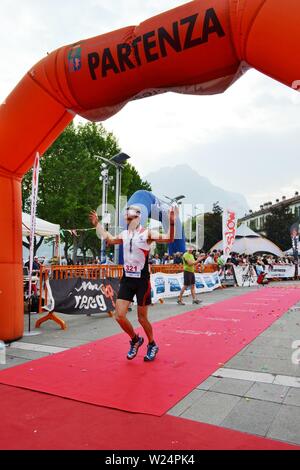 Lecco/Italien - Juni 1, 2013: Sportler im Ziel der 'Lecco Stadt angekommen - Berg Resegone" läuft Marathon Event. Stockfoto