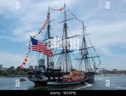 Die US-Marine Tall Ship USS Constitution unterwegs während der vierten Juli feiern im Hafen von Boston Juli 4, 2019 in Boston, Massachusetts. Die Verfassung als Amerikas Schiff der Zustand bekannt ist, ist die Älteste in Betrieb genommen Kriegsschiff flott in der Welt. Stockfoto