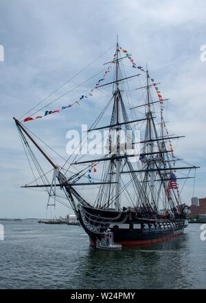 Die US-Marine Tall Ship USS Constitution unterwegs während der vierten Juli feiern im Hafen von Boston Juli 4, 2019 in Boston, Massachusetts. Die Verfassung als Amerikas Schiff der Zustand bekannt ist, ist die Älteste in Betrieb genommen Kriegsschiff flott in der Welt. Stockfoto