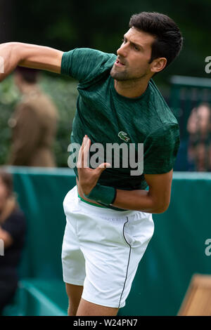 Stoke Poges, Buckinghamshire, Großbritannien. 25. Juni 2019. Weltweit die Nummer 1 Novak Djokovic (SRB) Öffnet das Boodles in Stoke Park Country Club, Hotel und Spa. Credit: Maureen McLean/Alamy Stockfoto