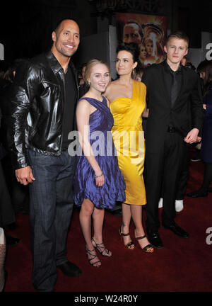 LOS ANGELES, Ca. März 11, 2009: Dwayne Johnson (links), AnnaSophia Robb, Carla Gugino & Alexander Ludwig bei der Weltpremiere des neuen Films "Jagd zum magischen Berg" am El Capitan Theatre, Hollywood. © 2009 Paul Smith/Featureflash Stockfoto