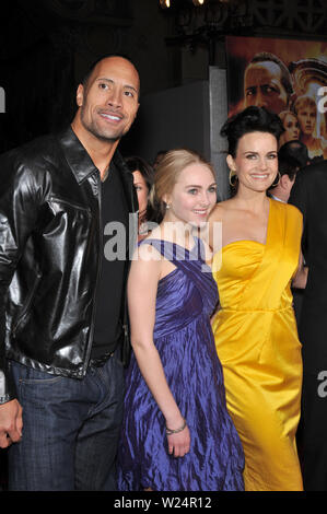 LOS ANGELES, Ca. März 11, 2009: Dwayne Johnson (links), AnnaSophia Robb & Carla Gugino bei der Weltpremiere des neuen Films "Jagd zum magischen Berg" am El Capitan Theatre, Hollywood. © 2009 Paul Smith/Featureflash Stockfoto