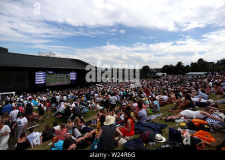 London, Großbritannien. 05. Juli, 2019. Wimbledon, 5. Juli 2019 - Zuschauer den Vista von Heneman Hügel auf dem Gelände von Wimbledon heute genießen. Quelle: Adam Stoltman/Alamy leben Nachrichten Stockfoto