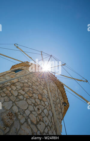 Alte Stein griechische Windmühle in Sonne. Zakynthos - Zante-Insel. Stockfoto