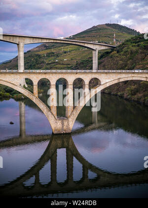 Brücken über den Fluss Douro Stockfoto