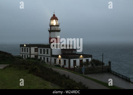 Kap Silleiro Leuchtturm an einem stürmischen Tag. Der Leuchtturm ist in Baiona Provinz Pontevedra, Spanien Stockfoto