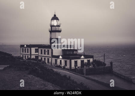 Kap Silleiro Leuchtturm an einem stürmischen Tag. Der Leuchtturm ist in Baiona Provinz Pontevedra, Spanien Stockfoto