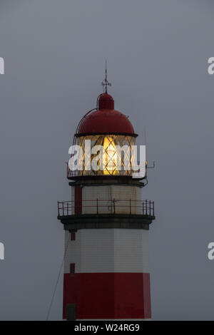 Leuchtturm mit der Glühbirne bei Abenddämmerung Stockfoto