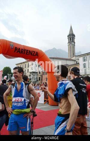 Lecco/Italien - Juni 1, 2013: Sportler im Ziel der 'Lecco Stadt angekommen - Berg Resegone" läuft Marathon Event. Stockfoto