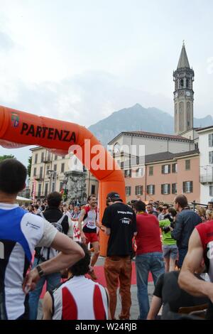 Lecco/Italien - Juni 1, 2013: Sportler im Ziel der 'Lecco Stadt angekommen - Berg Resegone" läuft Marathon Event. Stockfoto