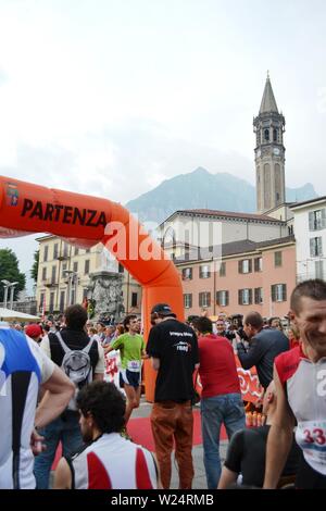 Lecco/Italien - Juni 1, 2013: Sportler im Ziel der 'Lecco Stadt angekommen - Berg Resegone" läuft Marathon Event. Stockfoto