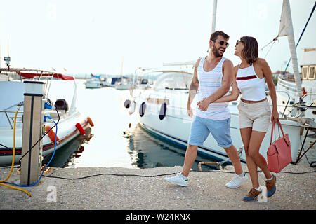 Glücklich der Mann und die Frau, die auf die Yachten im Urlaub Stockfoto