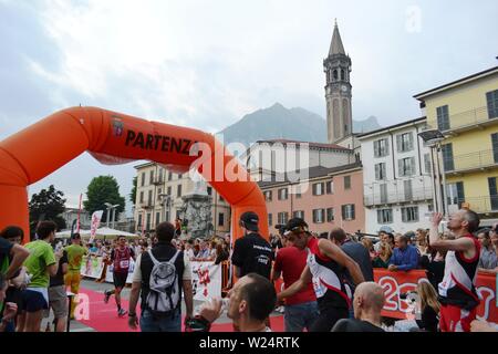 Lecco/Italien - Juni 1, 2013: Sportler im Ziel der 'Lecco Stadt angekommen - Berg Resegone" läuft Marathon Event. Stockfoto