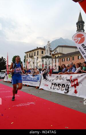 Lecco/Italien - Juni 1, 2013: Sportler im Ziel der 'Lecco Stadt angekommen - Berg Resegone" läuft Marathon Event. Stockfoto