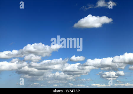 Cumulus cumulous Wolke Wolken blauer Himmel, England, Großbritannien Stockfoto