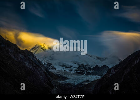 Sonnenuntergang auf dem Gipfel des Rakaposhi Moutain in der Karakorum Range, Pakistan. Der ikonische Berg ist vom Karakoram Highway aus zu sehen. Stockfoto