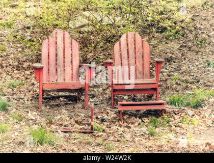 Zwei verwitterten Adirondack Stühle. Sie waren rot. Stockfoto
