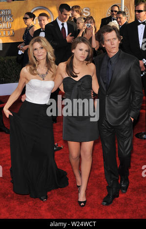 LOS ANGELES, Ca. Januar 25, 2009: Kyra Sedgwick & Kevin Bacon & Tochter am 15. jährlichen Screen Actors Guild Awards im Shrine Auditorium, Los Angeles. © 2009 Paul Smith/Featureflash Stockfoto